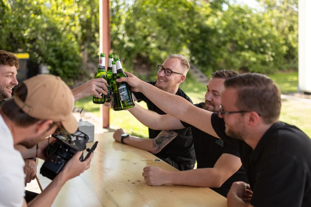 Das Team von Elektro Schulz sitzt gemeinsam am Tisch