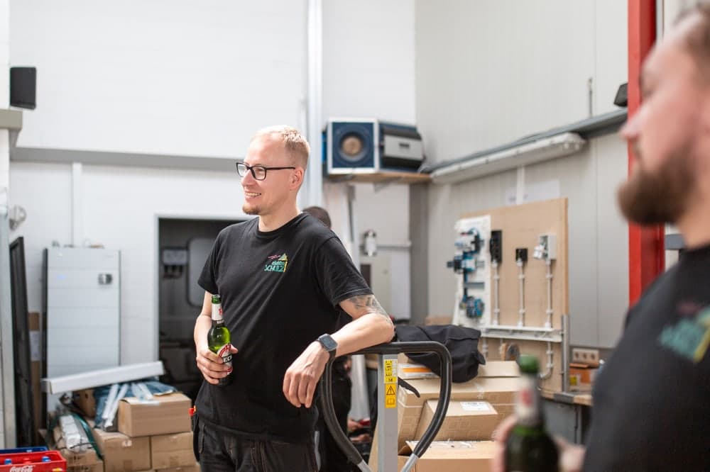 Kollegen von Elektro Schulz im Gespräch