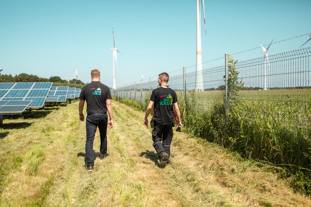 Zwei Mitarbeiter von Elektro Schulz auf einer Solaranlage
