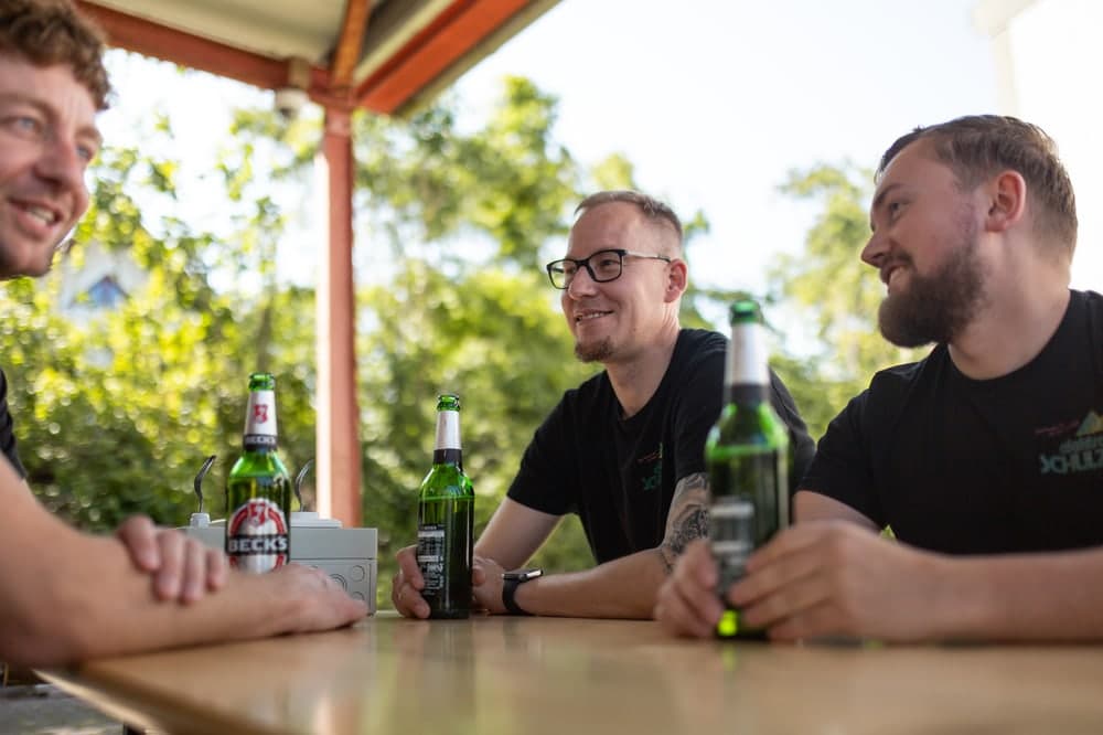 Mitarbeiter von Elektro Schulz im gemeinsamen Gespräch