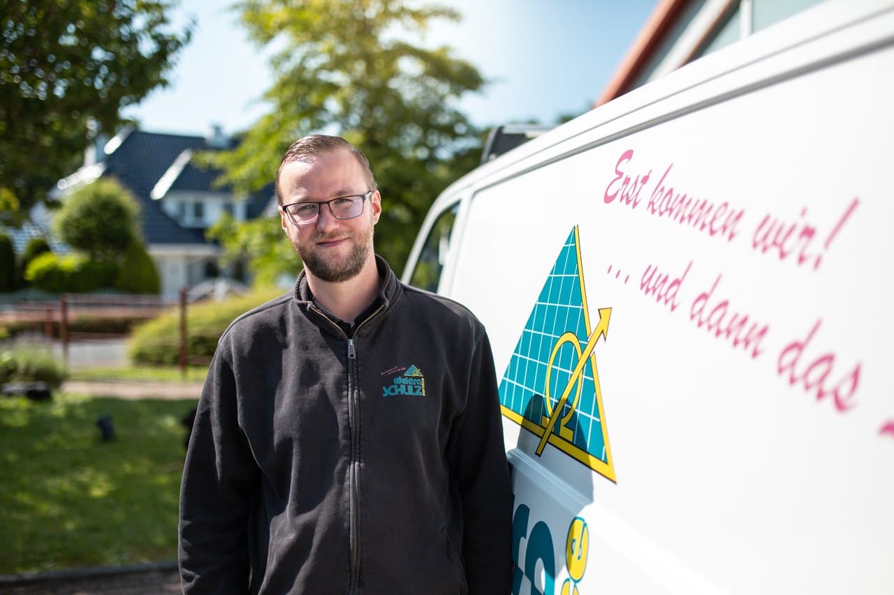 Tibor Schulz vor einem Fahrzeug von Elektro Schulz